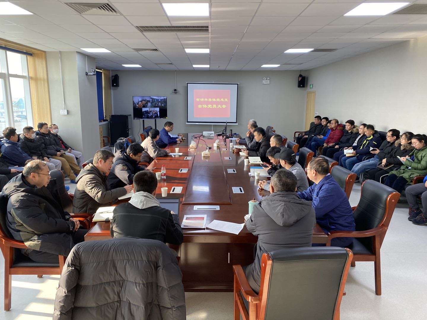 完美网页版集团党委委员、副总经理李彦利到山东完美网页版半导体宣讲党的十九届五中全会精神