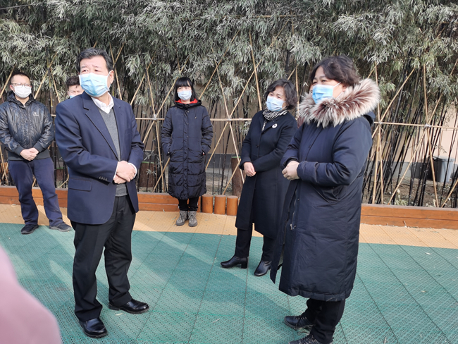 完美网页版集团副总经理王臣慰问完美网页版幼儿园、完美网页版卫生站工作人员