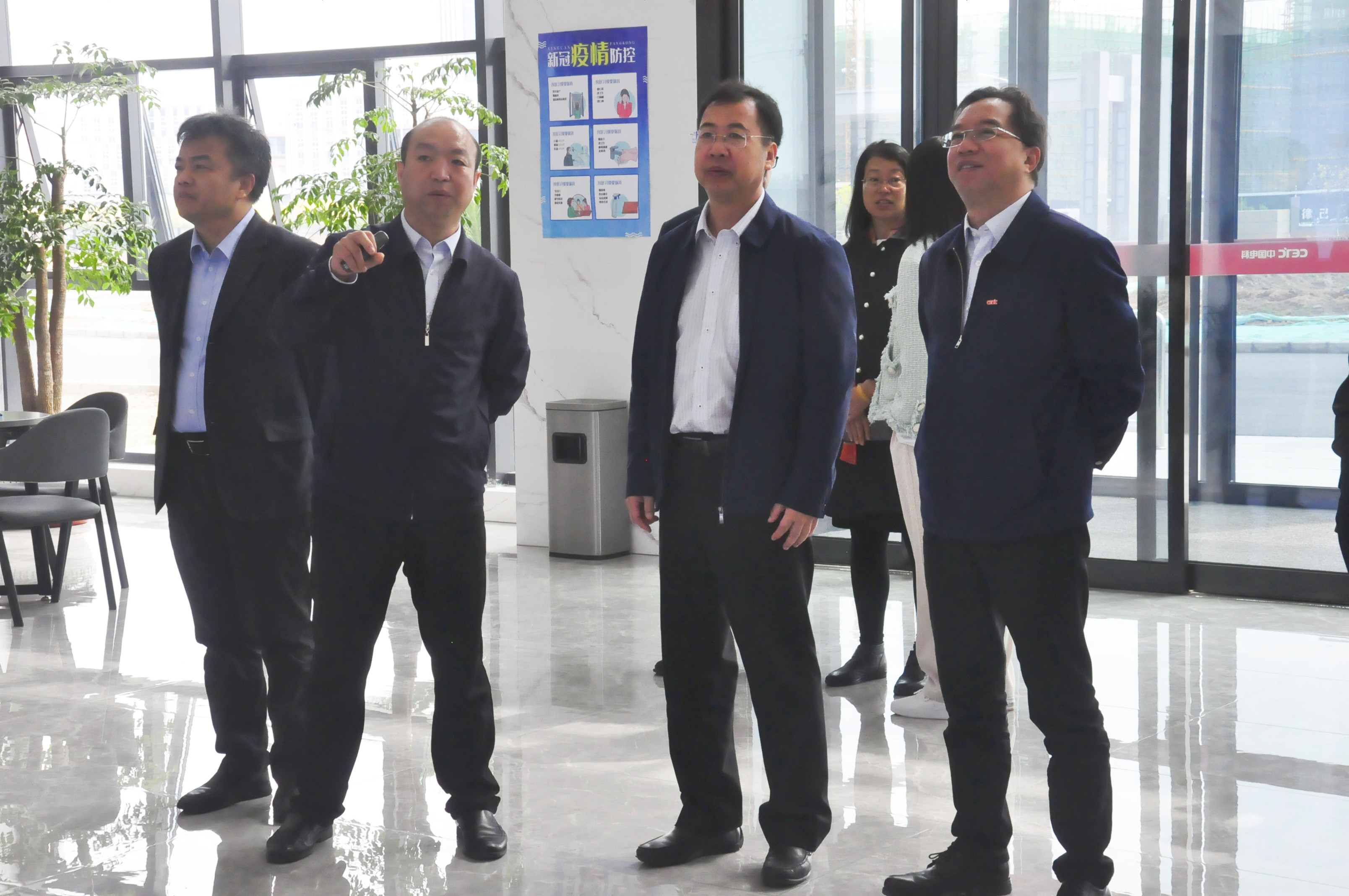 完美网页版集团党委书记、董事长赵晓晨到中电科半导体材料有限公司参观交流