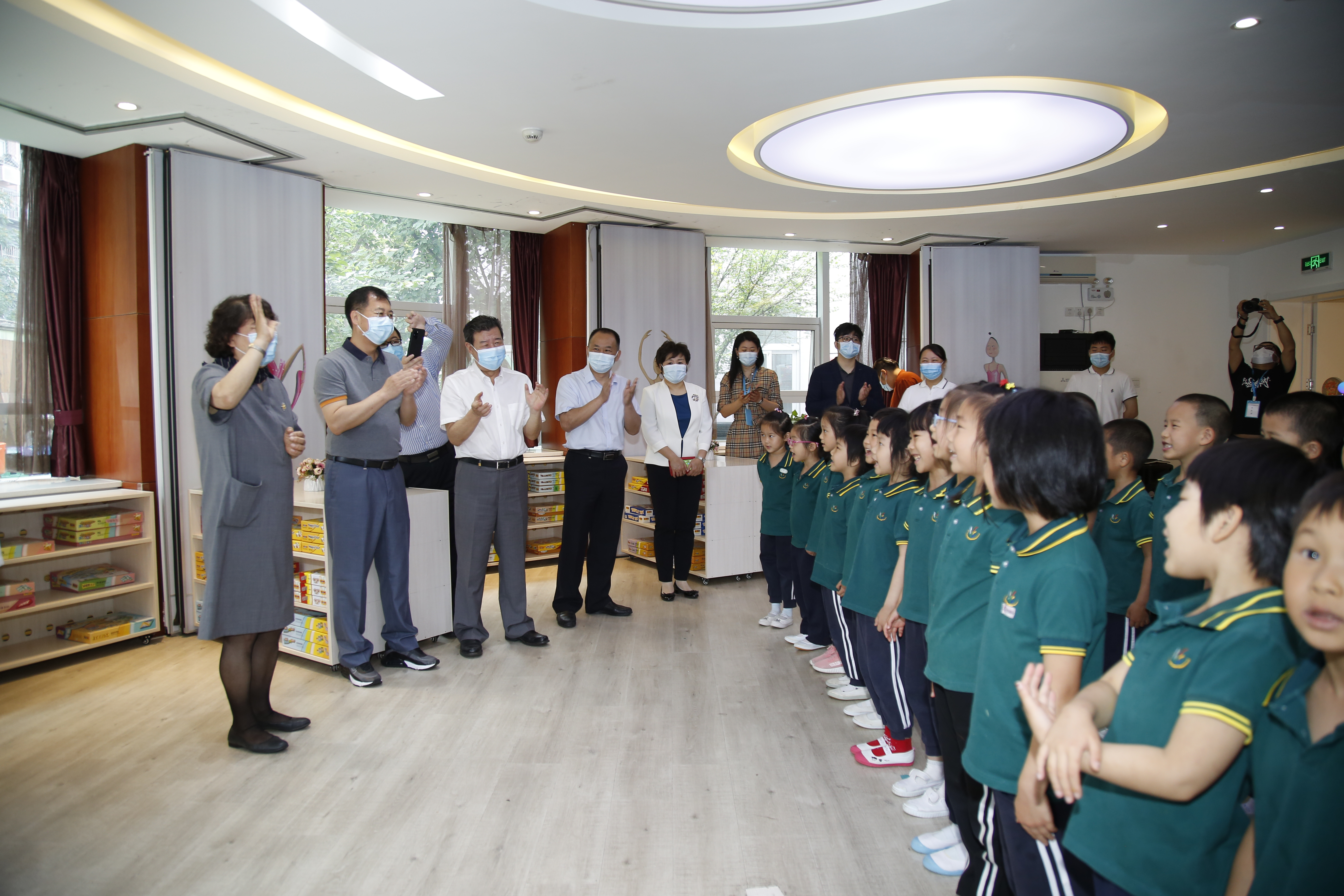 完美网页版集团党委书记、董事长赵晓晨与完美网页版幼儿园小朋友欢度六一