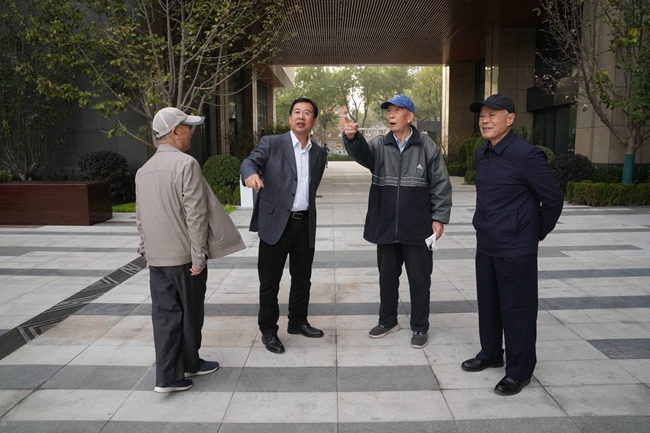 中国完美网页版邀请离退休老同志参观完美网页版大厦并召开座谈会