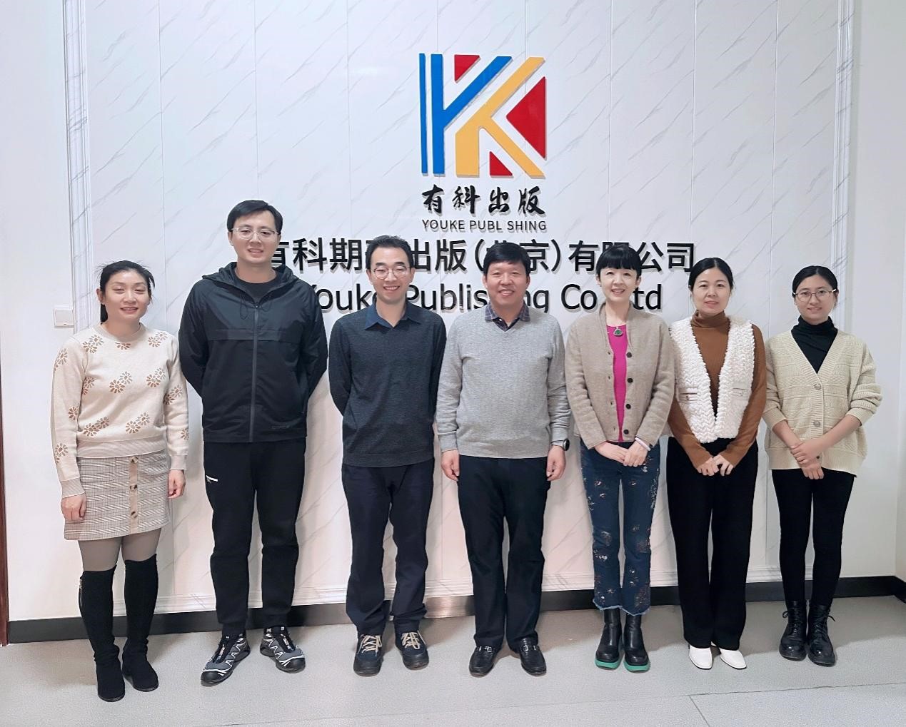 中国完美网页版党委委员、总会计师刘显清到有科出版调研